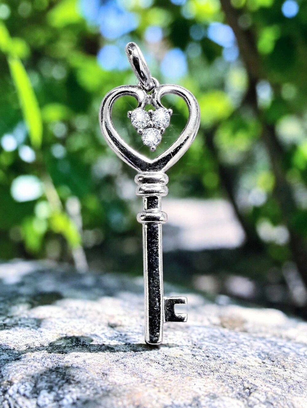 Vintage 925 Sterling Silver Heart Key Pendant With 3 Round Cut Faceted Diamonds